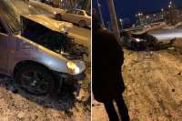 В Красноярске пьяный «бесправник» врезался на угнанном автомобиле в автобус