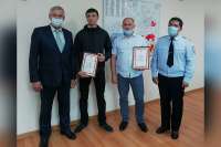 Жителей Черногорска наградили за задержание вооруженного преступника, напавшего на пенсионера