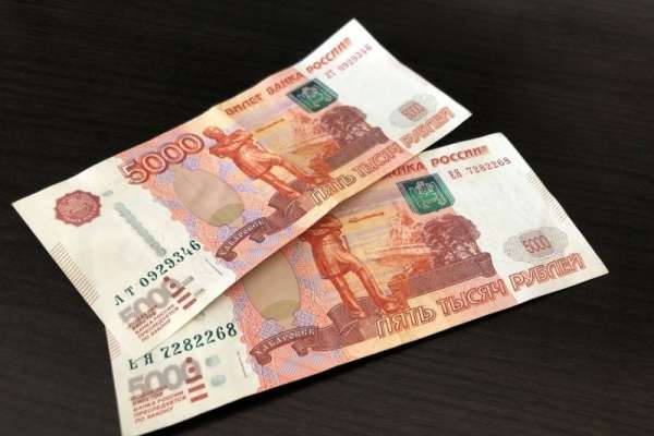 Житель Красноярского края вернул продавцу деньги, найденные его маленькой дочерью