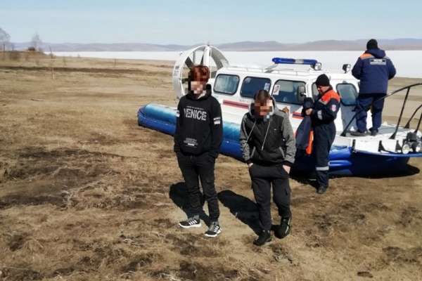 В Краснотуранском районе спасатели эвакуировали со льда водохранилища двух подростков