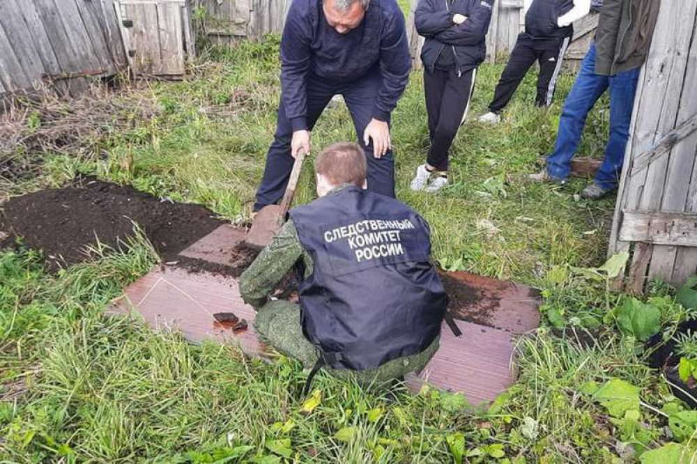 Две девушки душат парня, пока он не испускает дух (ВИДЕО ГРУППЫ 