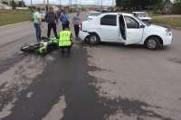 В Черногорске молодой мотоциклист без прав столкнулся с Renault Logan