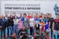 В Минусинске на турнире по пауэрлифтингу спортсмены тягали тонны металла