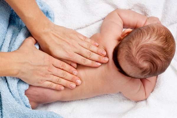 В Красноярске во время массажа у младенца были сломаны ноги