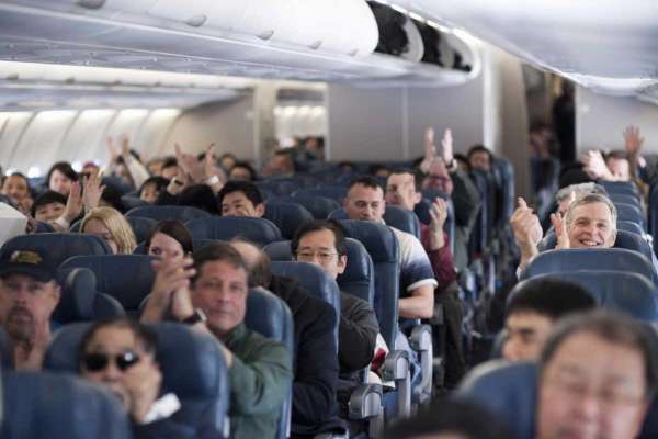 Большинство авиапассажиров признаются в своих аплодисментах при приземлении
