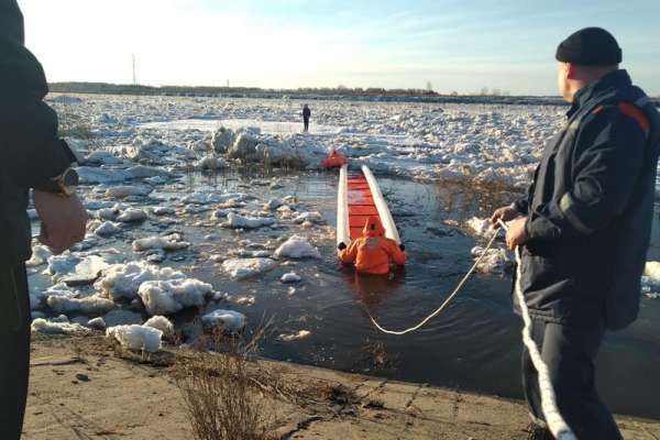 Жительницу Томска унесло на льдине во время селфи
