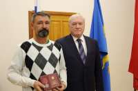 Участнику СВО из Минусинска вручили заслуженную награду