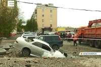 В Красноярске автомобиль наполовину утонул в асфальте