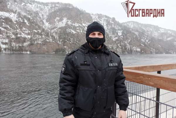 В Дивногорске росгвардеец спас упавшую в Енисей девушку