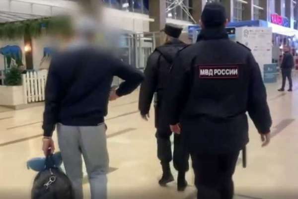 В Красноярске задержали пьяного петербуржца, который полуобнажённым гулял по самолёту