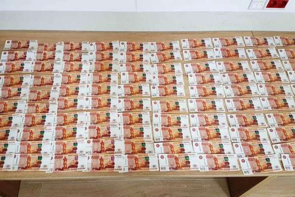 В красноярском аэропорту задержан контрабандист валюты