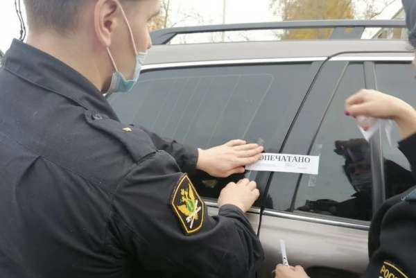 В Минусинске арестовали 6 автомобилей должников