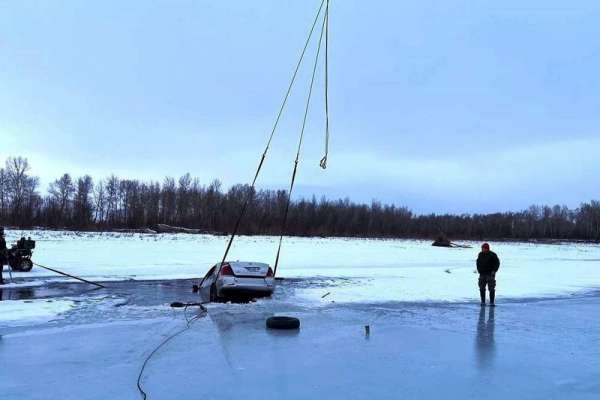 В Хакасии автомеханик утопил в реке взятый в ремонт автомобиль
