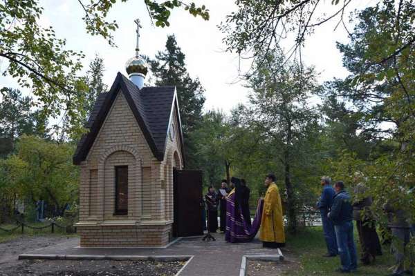 В Абакане на кладбище освятили Всехсвятскую часовню