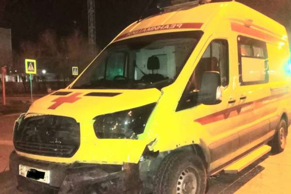 В Абакане такси с пассажирами врезалось в карету скорой помощи