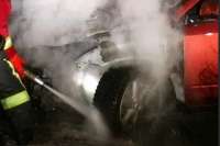 В Хакасии мужчина не растерялся и потушил загоревшуюся машину
