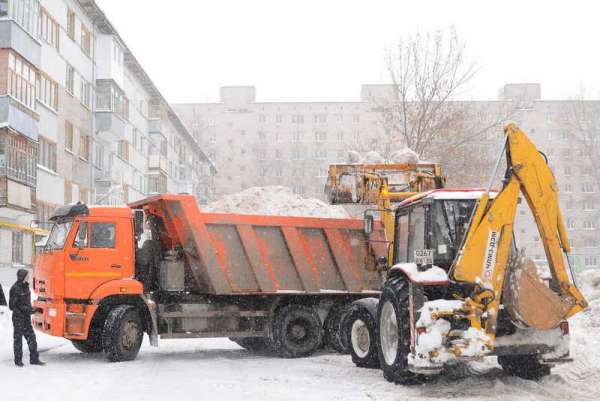 Снег в Минусинске убирают 8 сотрудников, трактор и 6 автомобилей