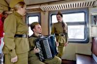 Фронтовые песни подарили железнодорожники и артисты пассажирам электрички Абакан-Кошурниково