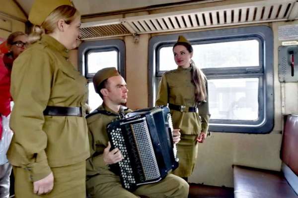 Фронтовые песни подарили железнодорожники и артисты пассажирам электрички Абакан-Кошурниково