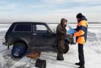 На водоеме Хакасии в ледовую трещину попал автомобиль