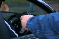 В Саяногорске злоумышленники, угрожая пистолетом водителю, угнали автомобиль
