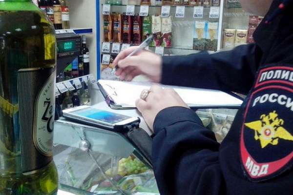 В Минусинске продавец попала под уголовное преследование за продажу алкоголя несовершеннолетней