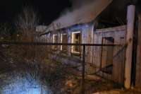 Житель Минусинска получил ожоги, пытаясь спасти от огня свой дом