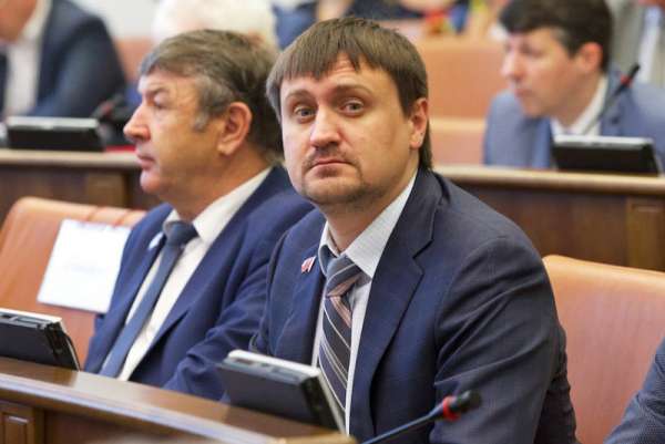 Депутат краевого Заксобрания подозревается в посредничестве при получении взятки