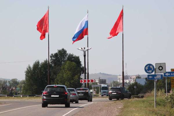 В Минусинске ко Дню флага России украсили флагами объездную