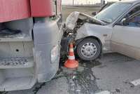 В Хакасии легковой автомобиль столкнулся с грузовиком, есть пострадавший
