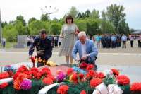 День памяти и скорби: минусинцы возложили цветы и венки к Вечному огню