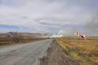 В районе минусинского полигона ТКО в настоящее время горит сухая трава.