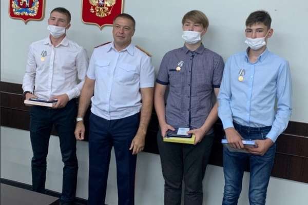 Красноярские подростки получили медали за спасение ребенка