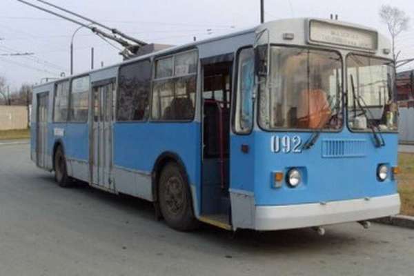В Абакане в троллейбусе во время движения упала пенсионерка