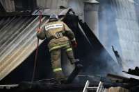 В Хакасии пожарные тушили неэксплуатируемое здание и надворные постройки
