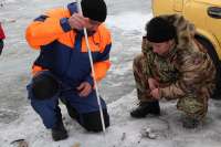 Специалисты МЧС замерили толщину льда на водоемах Хакасии