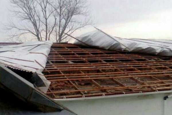 В Красноярске ветром сдуло с крыши трех рабочих, двое погибли