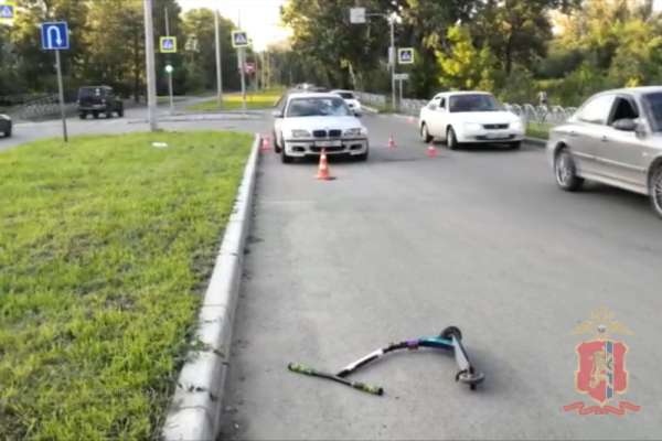 В Красноярске школьник на самокате погиб под колесами автомобиля