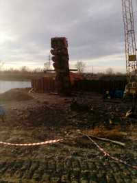 На месте реконструкции моста в районе ССК перевернулся кран