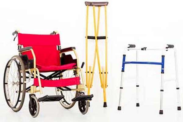 Минусинцев призывают сдать ненужные костыли и кресла-коляски