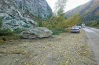 В Хакасии скала сошла на дорогу