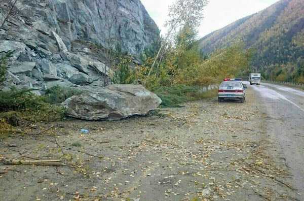 В Хакасии скала сошла на дорогу