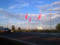 На въезде в Минусинск установили громадные флаги (фото)