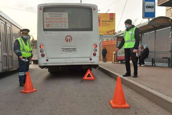 В Красноярске 3-летний ребенок на самокате попал под колесо автобуса
