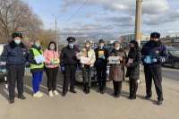 Минусинские водители получили от полицейских праздничные открытки