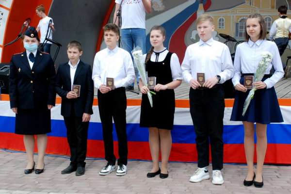 В Минусинске в День России школьникам вручили паспорта, а  спортсменам – значки ГТО
