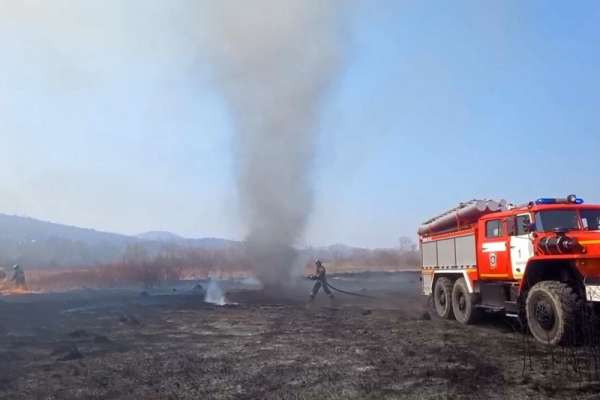 В Хакасии за сутки потушили более 10 километров степных пожаров