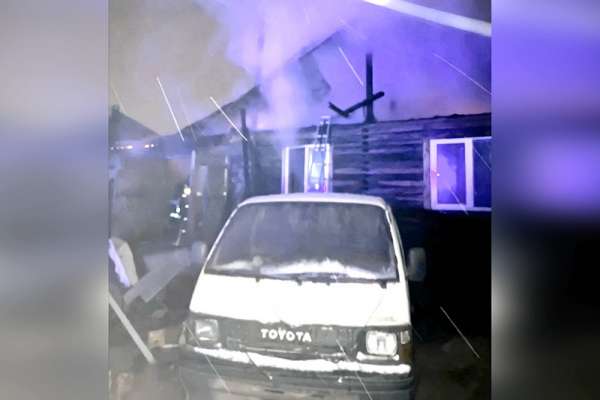 В Усть-Абакане огонь охватил брусовой дом