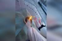 В абаканском Парке Победы девушки грелись у Вечного огня и нецензурно выражались