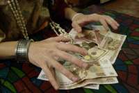 В Хакасии бабушка отдала мошенникам 300 тысяч рублей и отправилась разбрасывать иголки вокруг дома
